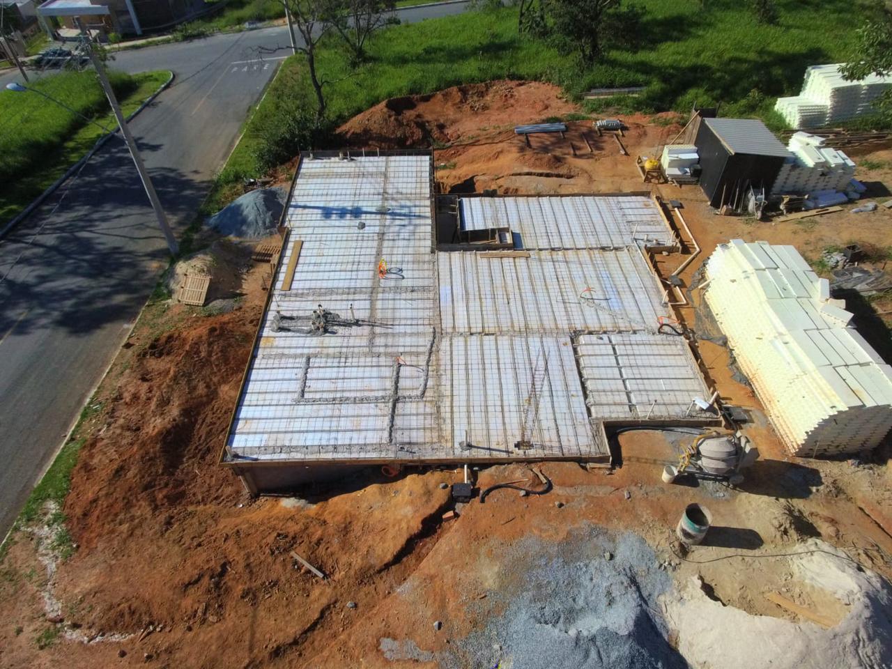 Galpao em construçao por cima